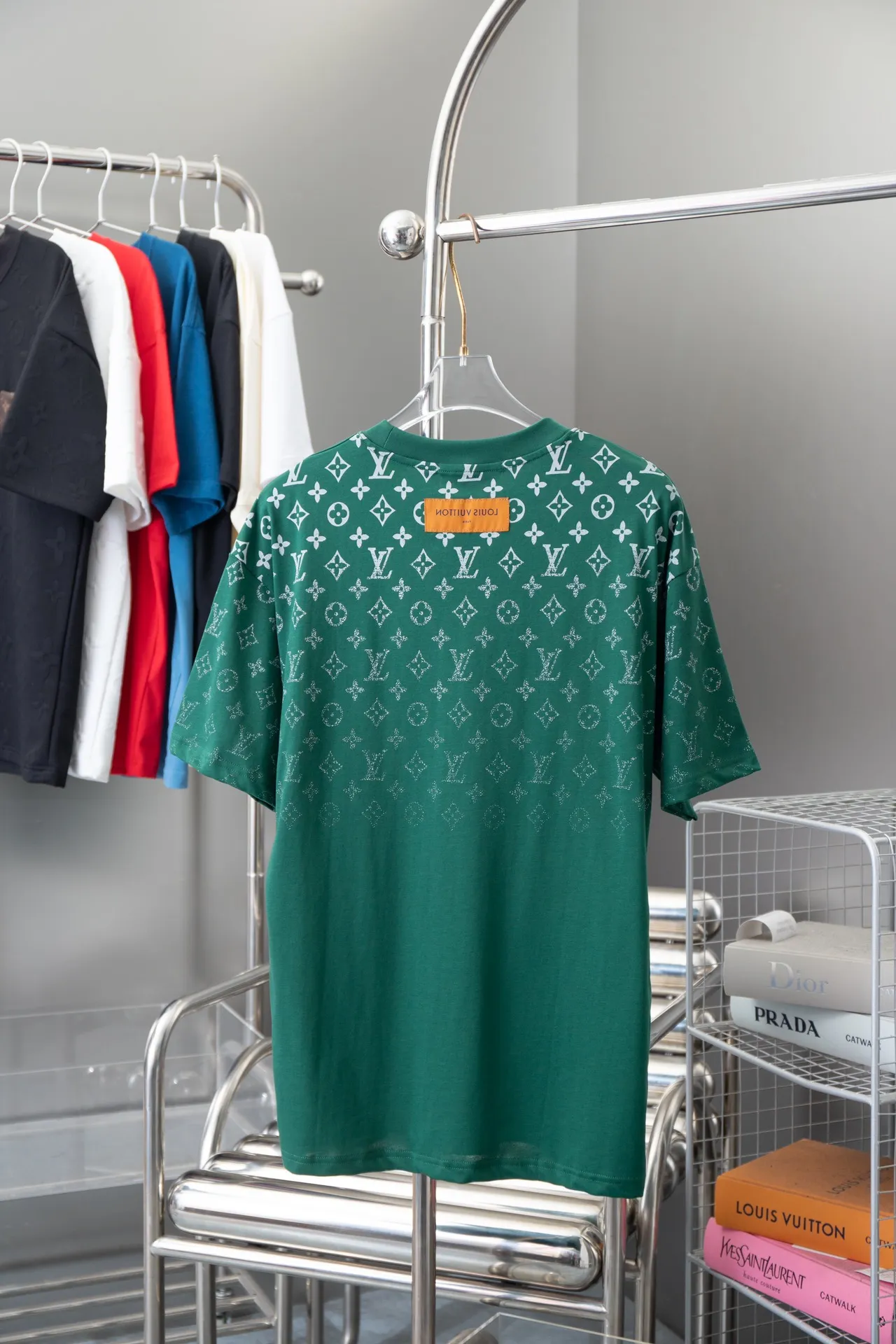 🅿️180 High-quality Lv 2025 early spring new model, MONOGRAM presbyopic gradient short-sleeved T-shirt, using digital printing technology to render pixel light and shadow for the Monogram gradient pattern, and its silk-screen texture and knitting effect complement each other. Synchronized with the official website, pure cotton fabrics at the counter! Comfortable against the skin, durable and easy to wear, meticulous original craftsmanship, custom-made 260g vat-dyed fabric, very comfortable to the touch, latest brick cabinet synchronization, OS off-shoulder version, fashionable and individual, super versatile and good-looking, very suitable for both men and women, must-have style, hang tag, collar label, washed wheat, complete with three labels S M L XL
